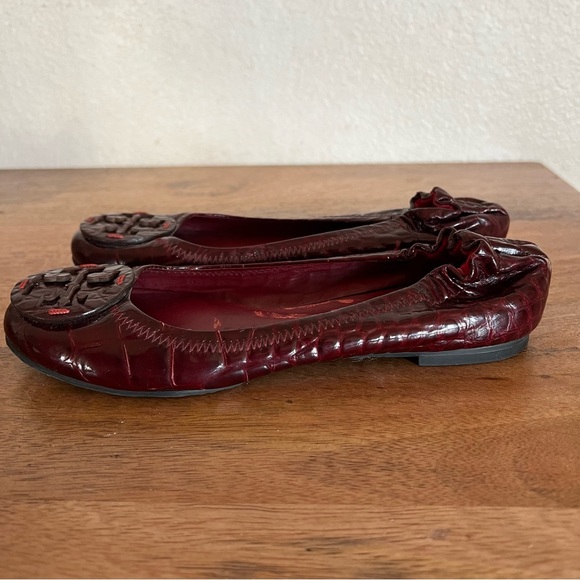 Tory Burch Reva Crocodile Embossed Cranberry Leather Flats Size 5 M - Picture 4 of 15